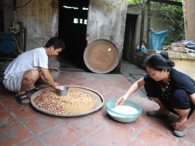 Nghề cơm nắm muối vừng ở xã Lạc Đạo